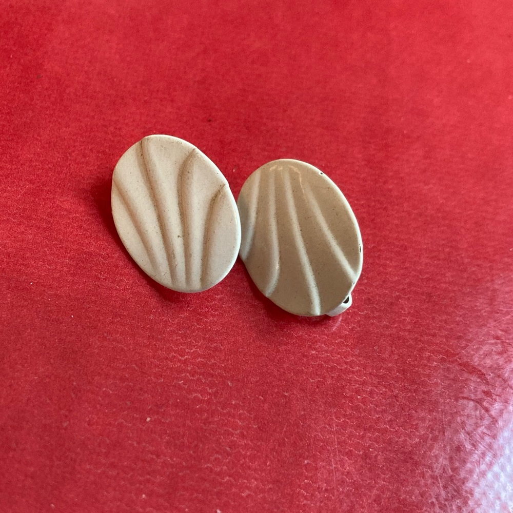 Vintage 1980s shell clip on earrings